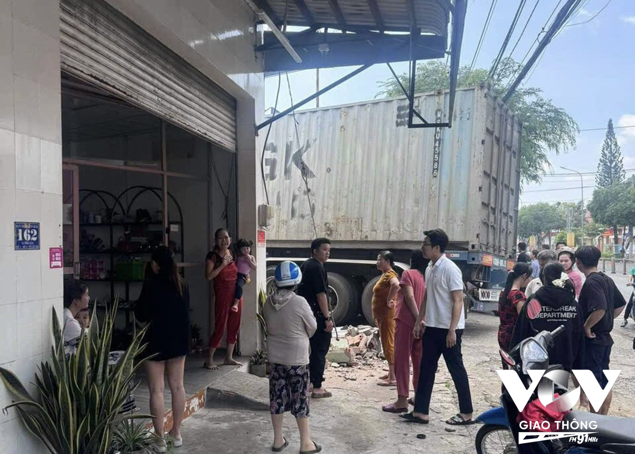 Tai nạn khiến tài xế xe container tử vong