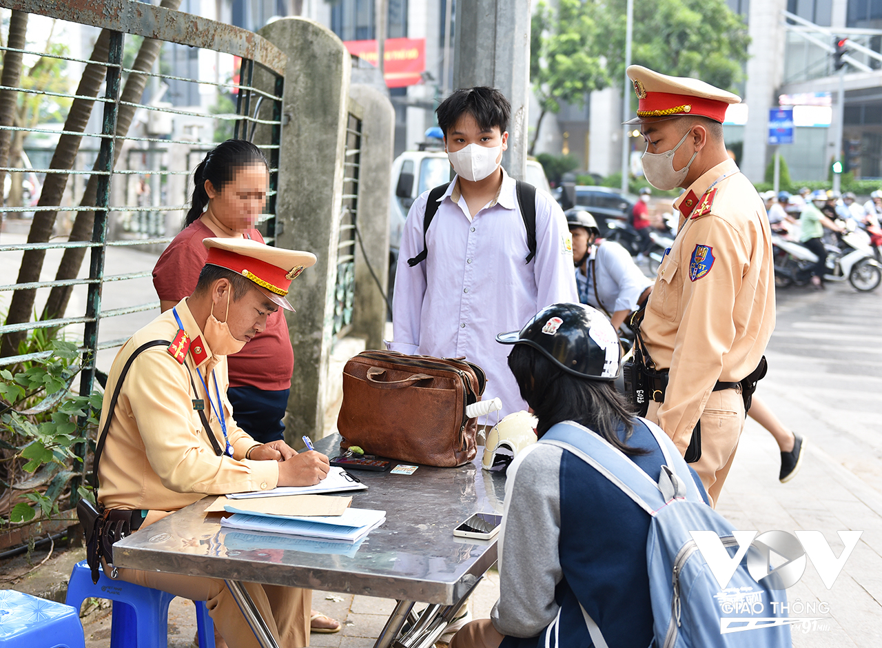 Tất cả các trường hợp này đều được lực lượng CSGT kiên quyết xử lý. Đối với học sinh, lượng CSGT sẽ yêu cầu người giám hộ đến làm việc trong trường hợp cần thiết, đồng thời gửi thông báo về nhà trường để có hình thức kỷ luật thích đáng./.