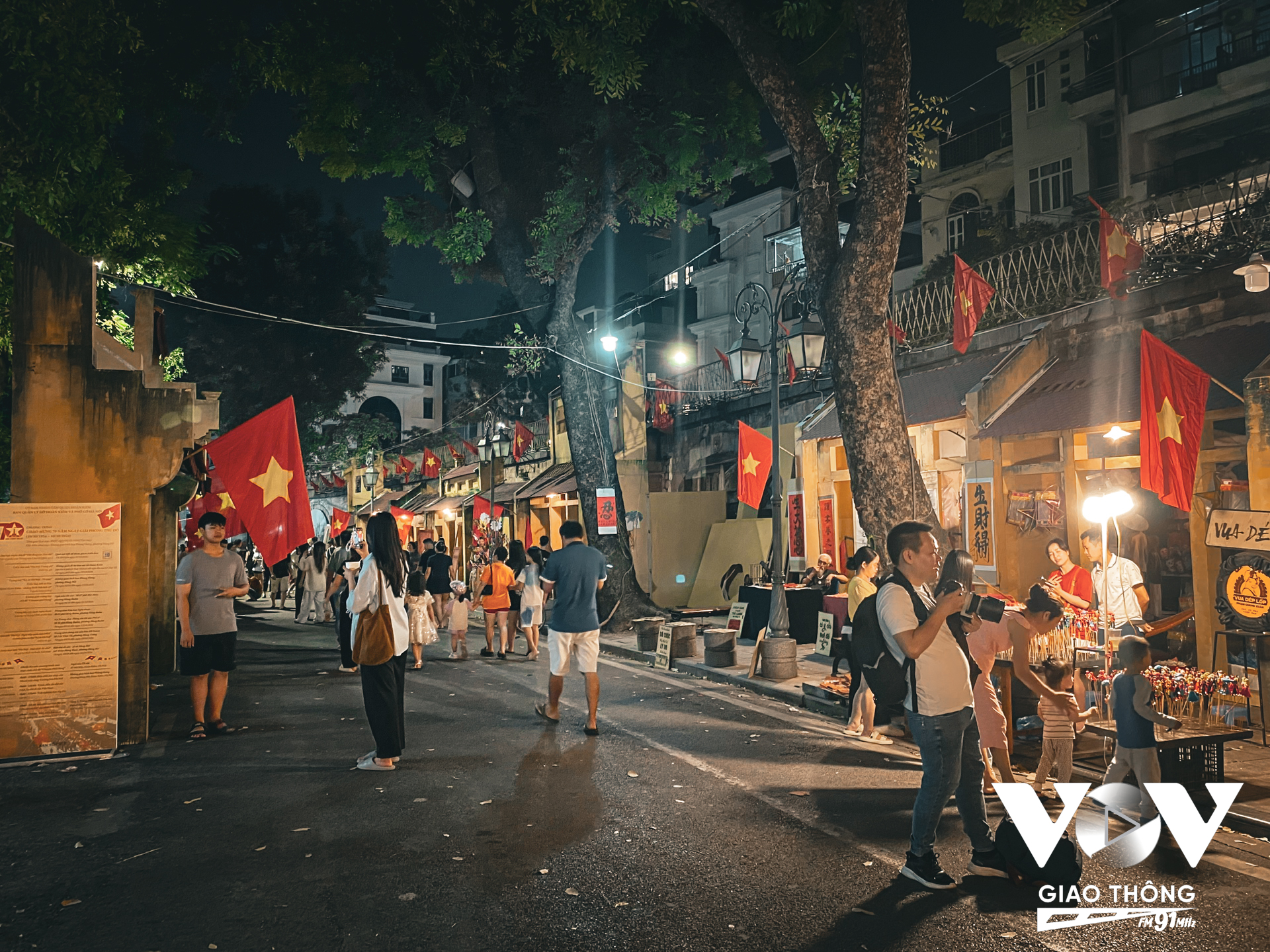 Không gian bích họa Phùng Hưng với mô hình dãy phố cổ xưa, băng rôn, khẩu hiệu, cờ hoa, cổng chào,... đã tái hiện một cách sinh động không khí tưng bừng ngày nhân dân Hà Nội chào đón đoàn quân chiến thắng trở về 70 năm về trước