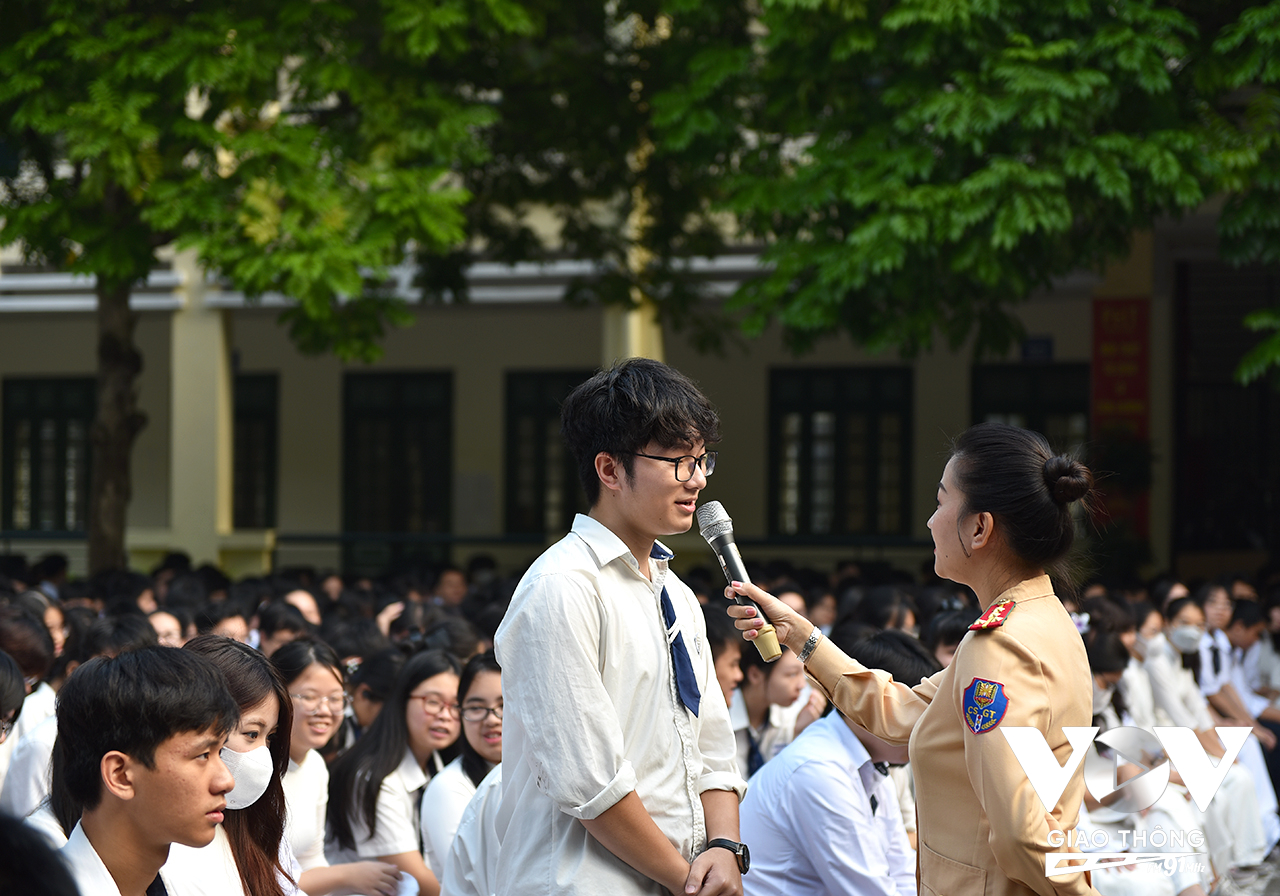 Ngoài những kiến thức về ATGT đã được học từ nhà trường, các học sinh được tuyên truyền viên của Phòng CSGT Hà Nội hướng dẫn thêm về các biển báo, các tình huống khi tham gia giao thông. Những kiến thức này đều được lồng ghép vào những câu chuyện, tình huống thực tế có thể bắt gặp khi tham gia giao thông trên đường.