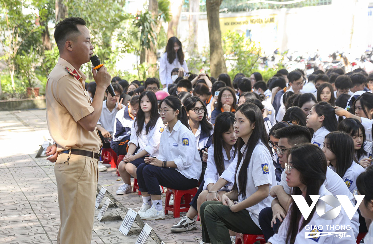 Đại úy Hoàng Hữu Đức, Báo cáo viên Phòng CSGT Hà Nội cho biết: Ngoài các tình huống giả định đưa ra để các em học sinh xử lý, lực lượng CSGT đã tuyên truyền, phổ biến, hướng dẫn Luật giao thông đường bộ và các quy tắc, biện pháp bảo đảm trật tự ATGT tại khu vực cổng trường cho hàng trăm học sinh của trường.