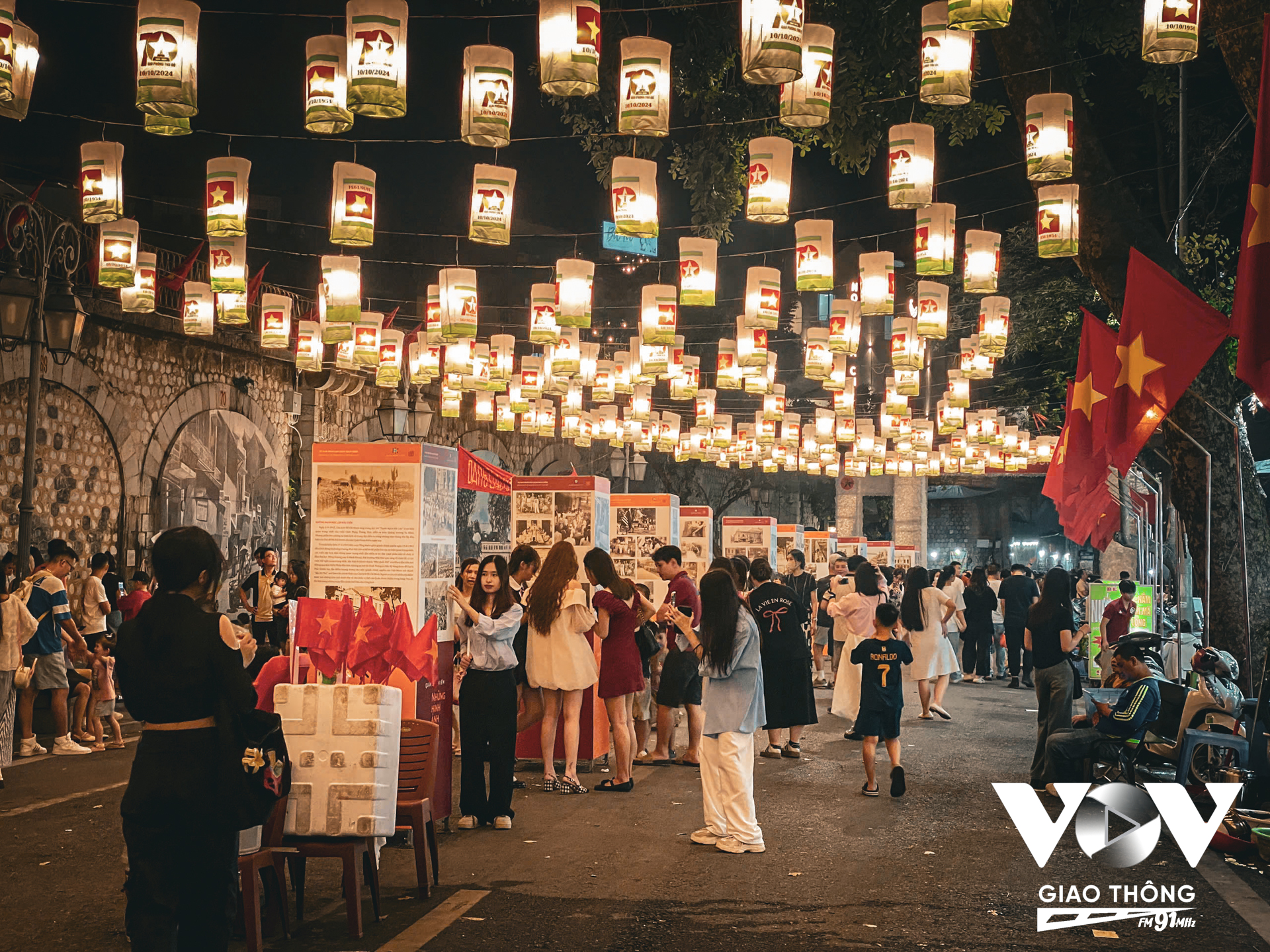 Không chỉ người lớn, triển lãm còn nhận được sự quan tâm đến từ các bạn trẻ. Có thể thấy, đây là cơ hội để thế hệ trẻ được tận mắt nhìn lại quá khứ hào hùng của ông cha ta đồng thời, nâng cao kiến thức, niềm tự hào, tự tôn dân tộc