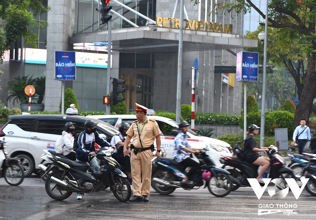 Cũng trong sáng nay, các lực lượng CSGT Hà Nội cũng triển khai nhiều tổ công tác, phát hiện và xử lý nhiều trường hợp học sinh và phụ huynh tham vi phạm trật tự ATGT.