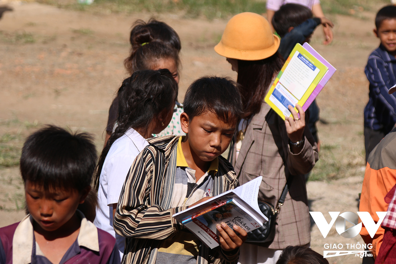 Có những lúc nửa đêm mới đi bộ vào đến tận bản, trên đầu thì mưa, dưới chân thì bùn lầy nhưng cứ nghĩ đến cuối con đường bọn trẻ có sách để đọc,