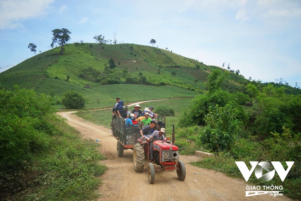 Các em nhỏ ào ra chạy theo chiếc máy cày nổ rền vang trên con đường đất đỏ để đón nhóm Chủ nhật yêu thương