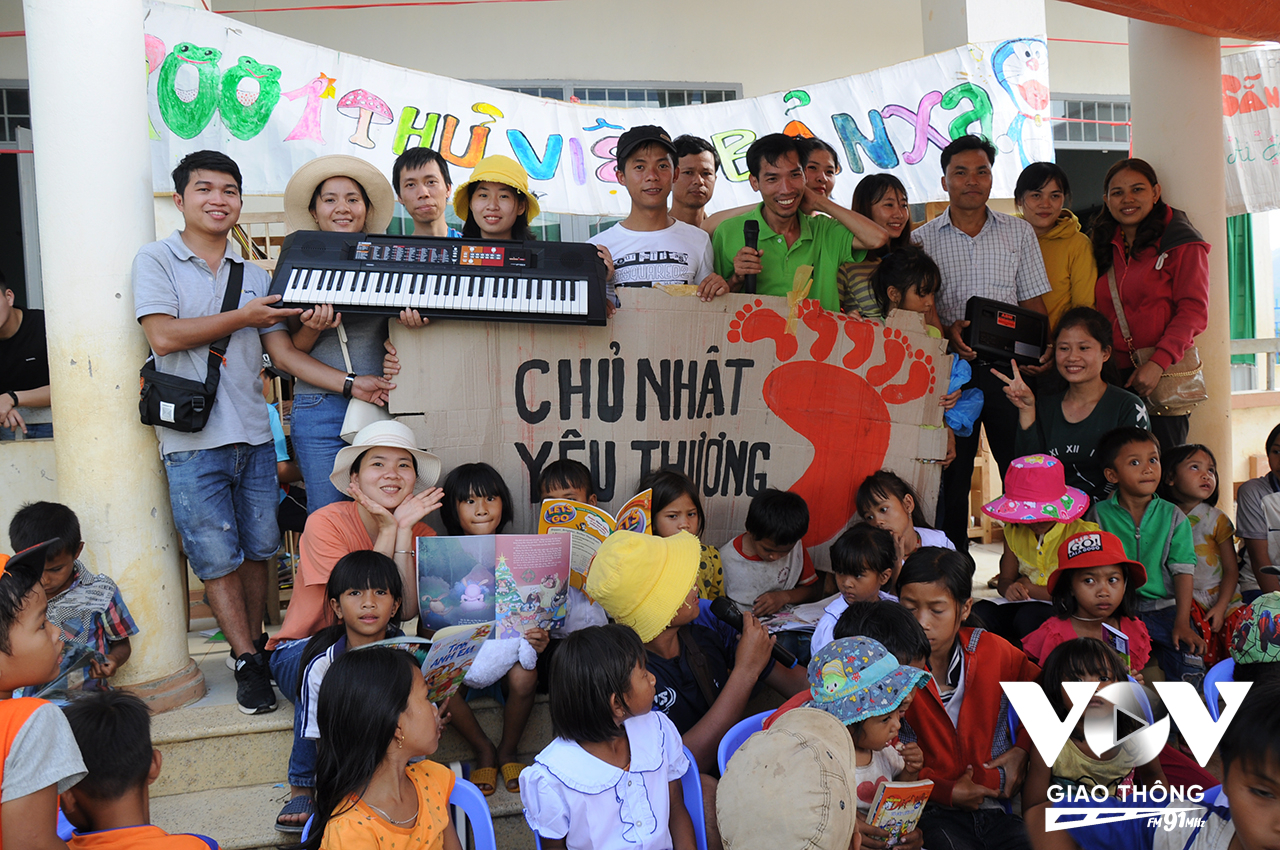 'Nhiều năm làm công việc này, điều tôi nhận được là xung quanh tôi luôn có nhiều người tốt, nhiều người giàu lòng yêu thương...' - Tú Anh chia sẻ