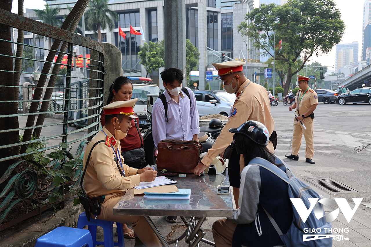 Tất cả các trường hợp học sinh vi phạm luật giao thông đường bộ đều được gửi thông báo về nhà trường để làm căn cứ, xử lý nghiêm tạo răn đe cho các học sinh khác.