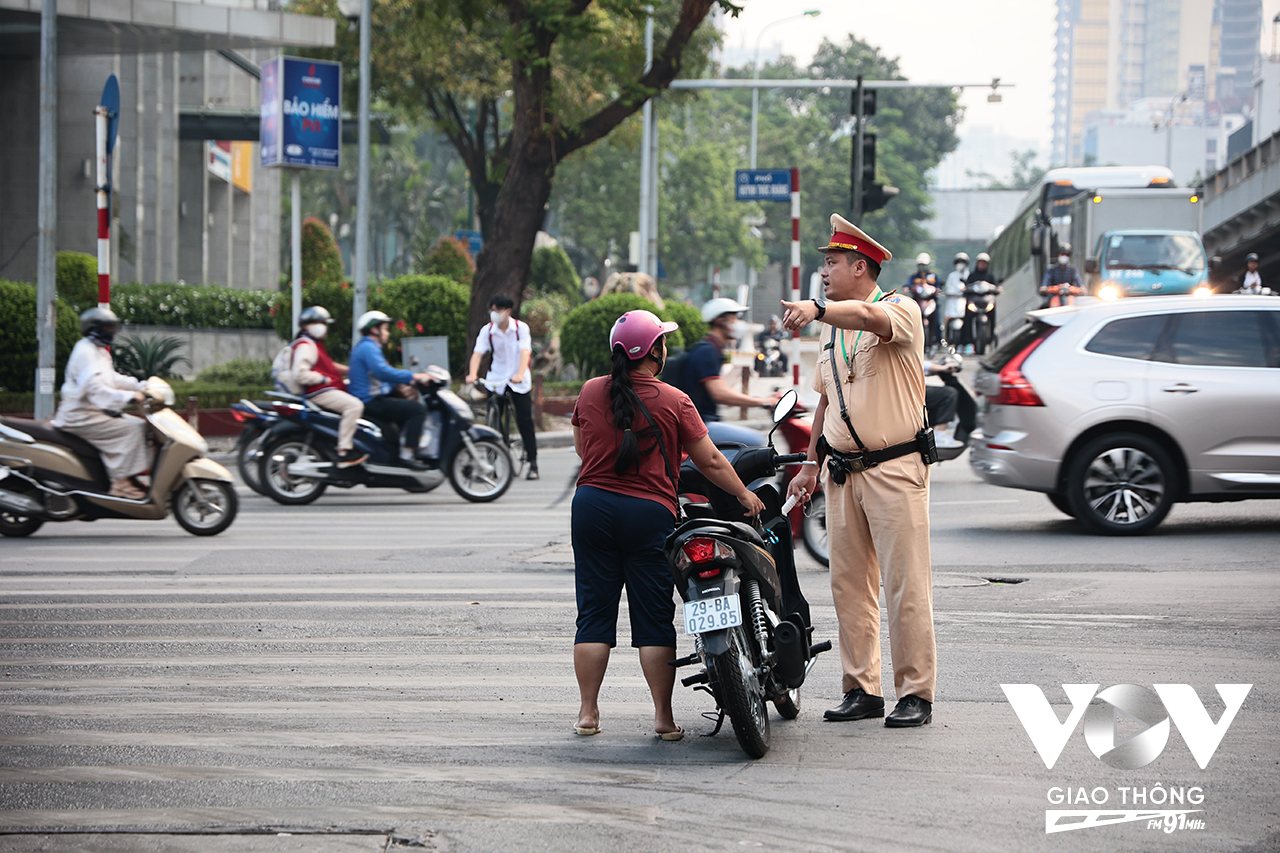 Nhiều trường hợp phụ huynh chở chờ theo con, vi phạm luật giao thông nhưng vẫn cãi cự lực lượng CSGT vì không thông cảm cho vi phạm của mình.