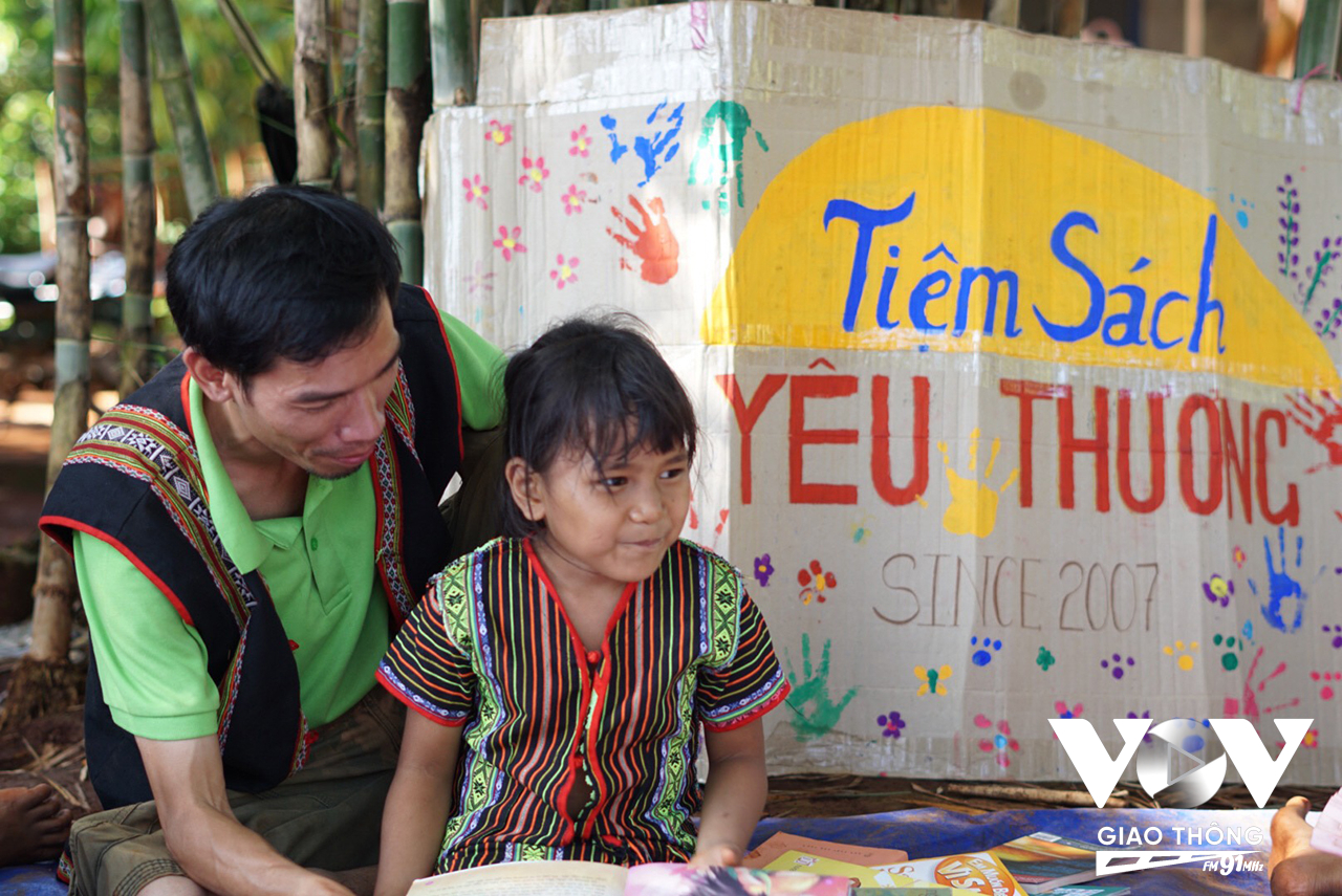 Đưa sách đến với trẻ em đồng bào S'Tiêng