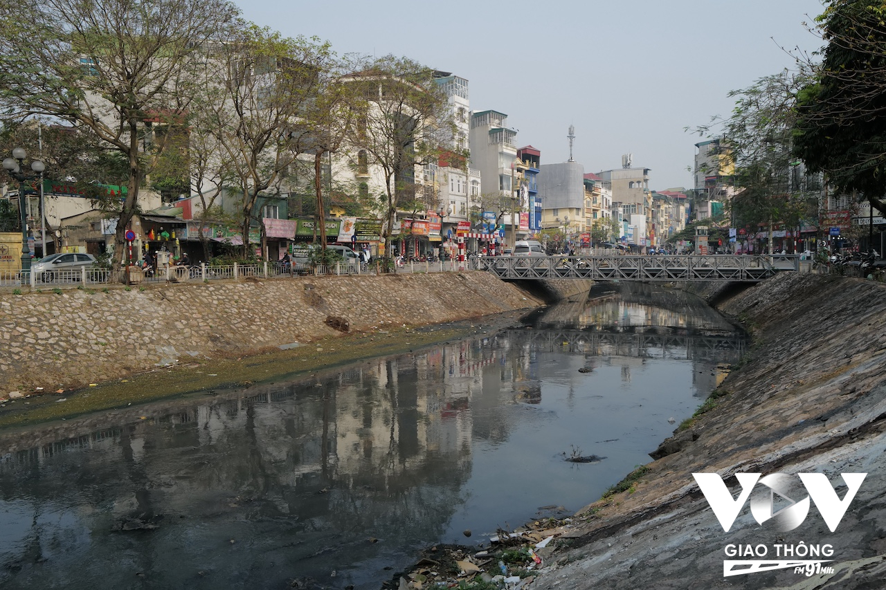 Sông Kim Ngưu, nằm chủ yếu trên địa bàn quận Hoàng Mai và Hai Bà Trưng, từ lâu đã trở thành một hệ thống cống nước thải 'lộ thiên' khổng lồ, quanh năm bốc mùi hôi thối và màu nước đen kịt đặc trưng. Ảnh: Quang Hùng