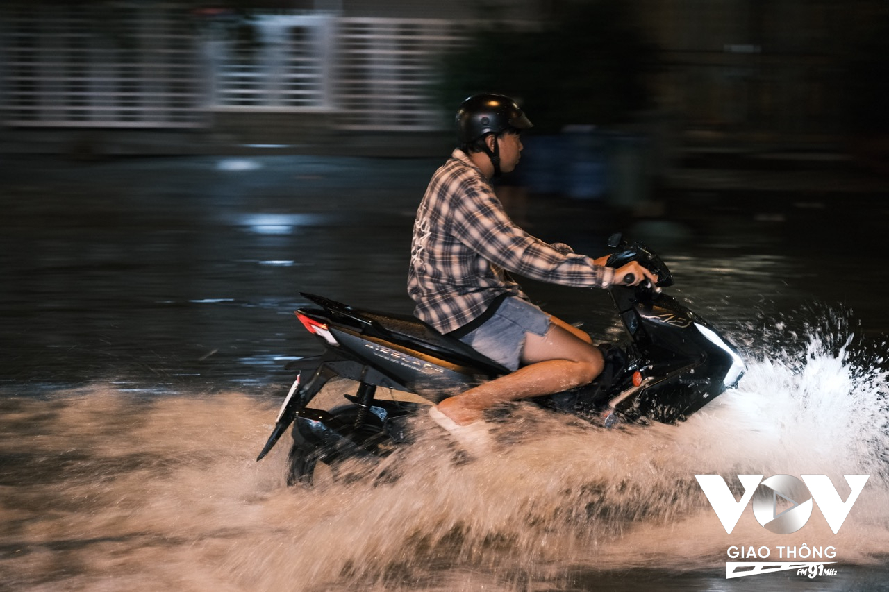 Nhiều người sống tại đường Trần Xuân Soạn thường xuyên phải lội nước do triều cường dân cao