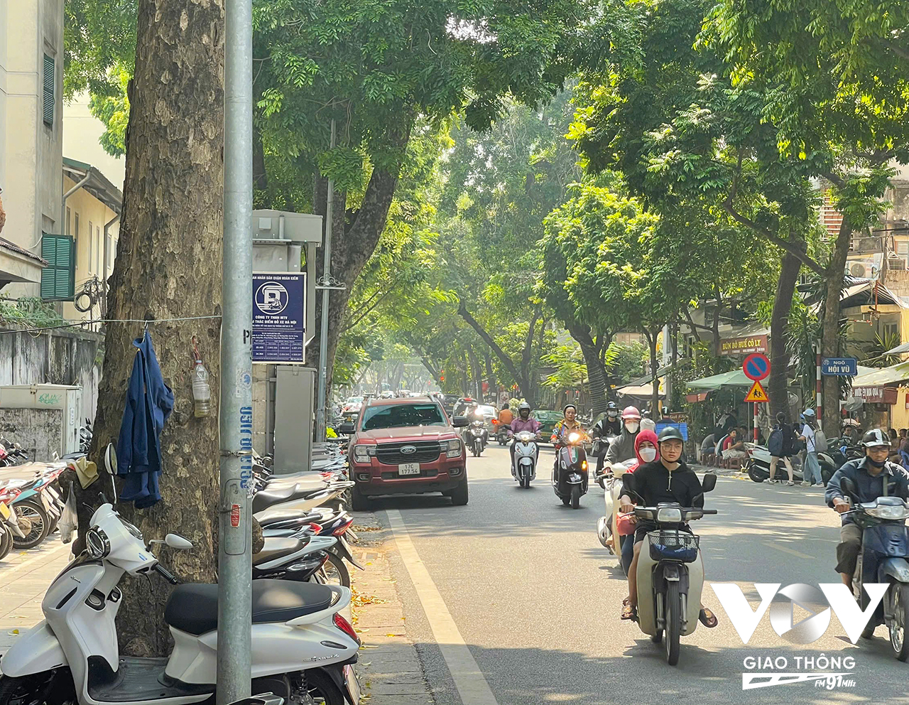 Phố Quán Sứ sau bài viết của Kênh VOV Giao thông đã được trả lại mặt đường thông thoáng hơn. Thế nhưng đâu đó vẫn còn 1 số trường hợp cố tình dừng đỗ dưới lòng đường. Xin nhắc lại, điểm trông giữ xe này chỉ cách UBND và Công an phường Hàng Bông khoảng 100m, liệu bãi xe lậu này có tái hoạt động trong thời gian tới?