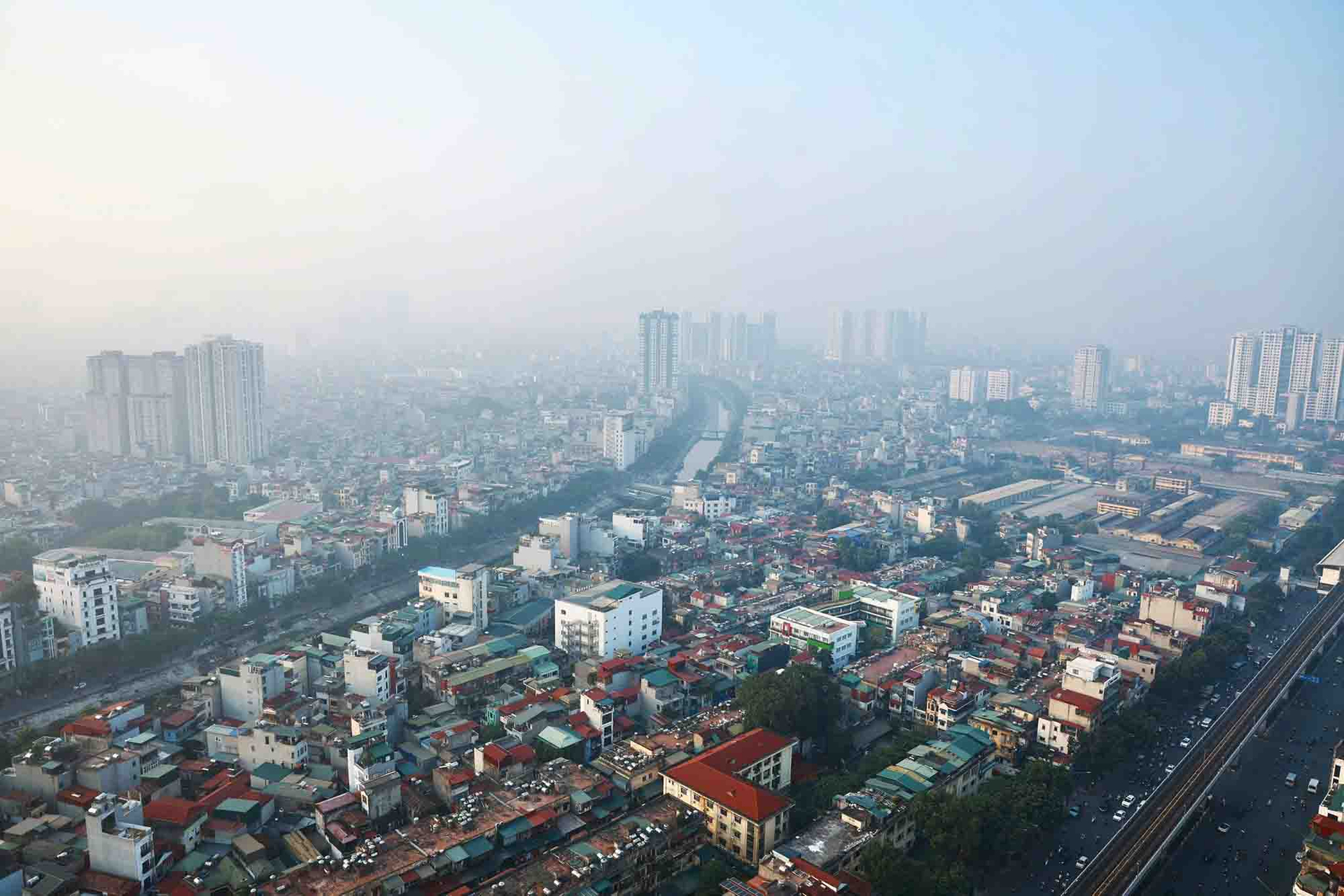 Thủ đô Hà Nội xuất hiện một lớp sương mù dày đặc bao phủ các tòa nhà cao tầng, khu chung cư sáng 11/10. Ảnh: Báo Lao động