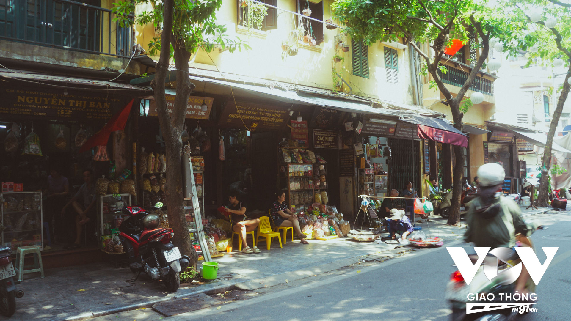 Bầu không khí nhẹ nhàng, thâm trầm trên phố Lãn Ông nơi có các tiệm thuốc cổ truyền lâu đời vào sáng sớm ngày thu tháng 10