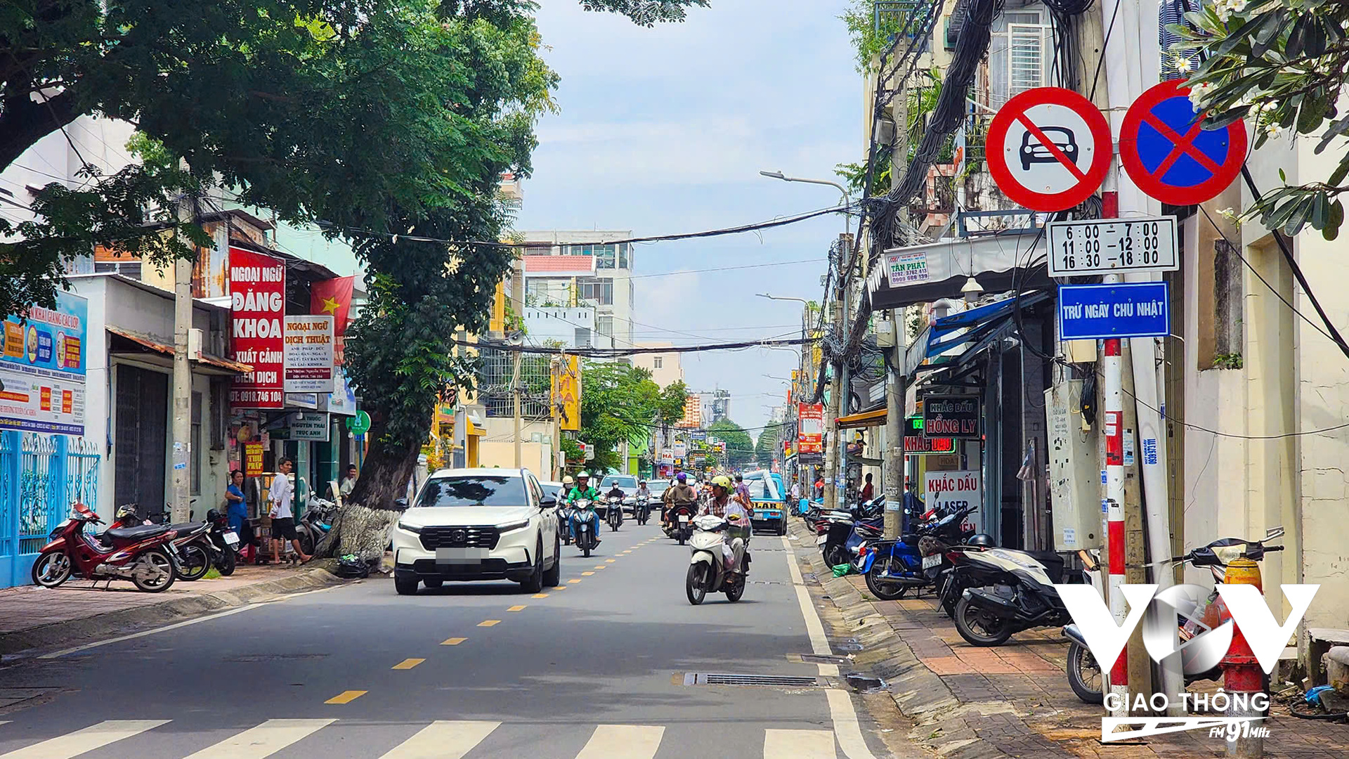 Một chiếc ô tô lưu thông trên đường Xô Viết Nghệ Tĩnh vào giờ cấm