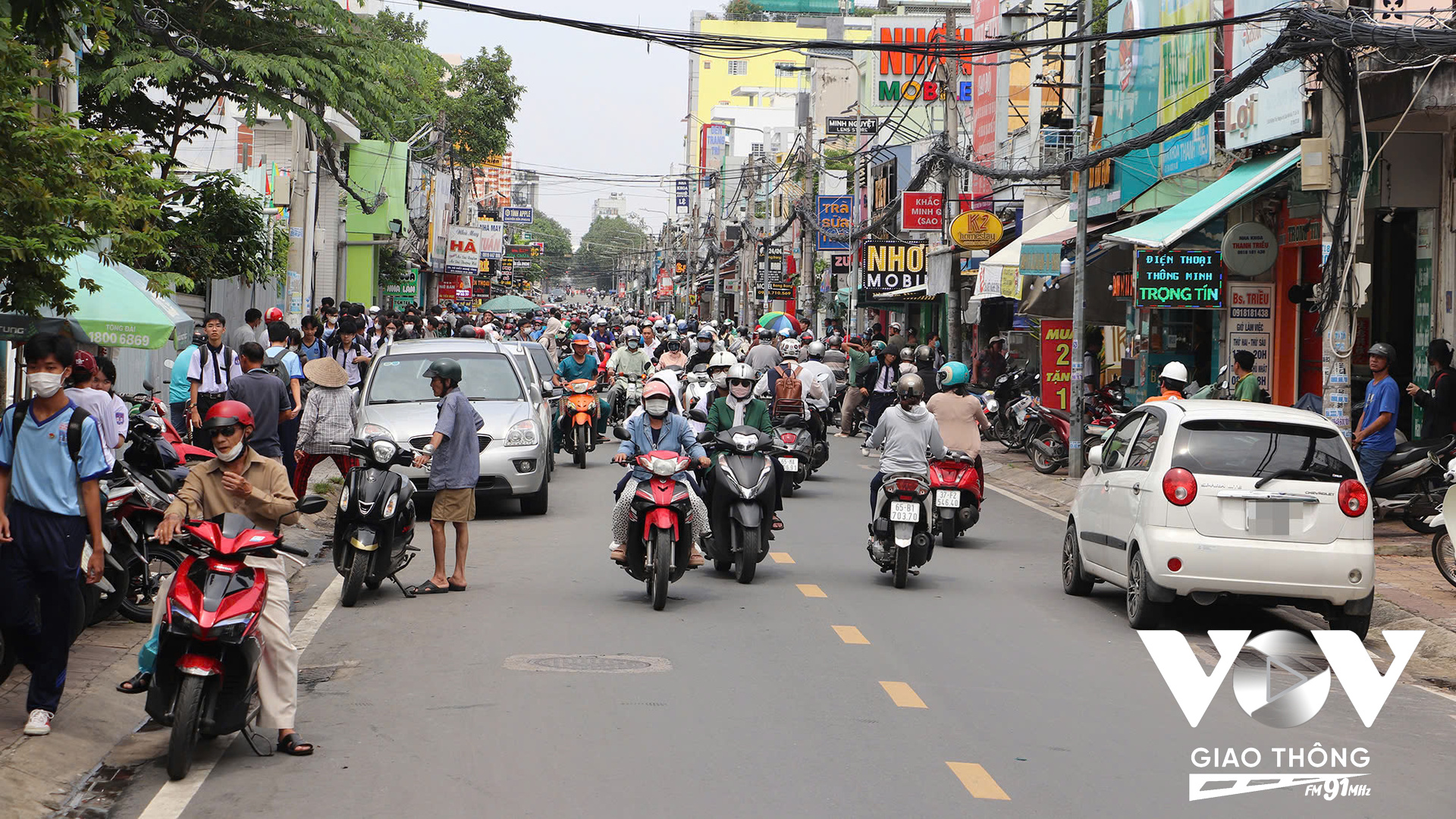 Trên địa bàn phường An Cư, trong bán kính hơn 1km có rất nhiều trường học. Nhiều phụ huynh lái ô tô đến đón con làm tắc nghẽn cả con đường.