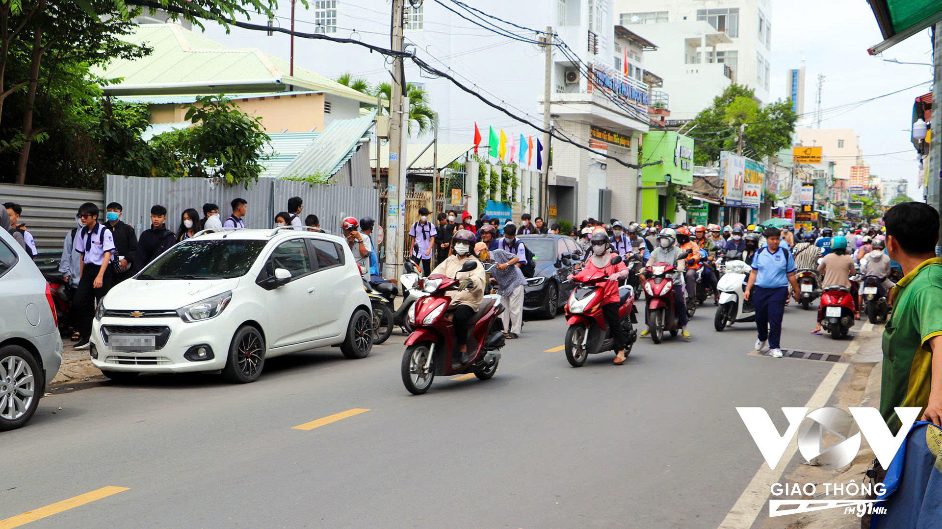 Lãnh đạo UBND phường An Cư, quận Ninh Kiều cho biết, phường vừa lắp đặt bổ sung thêm 10 camera an ninh để phạt nguội ô tô vi phạm.