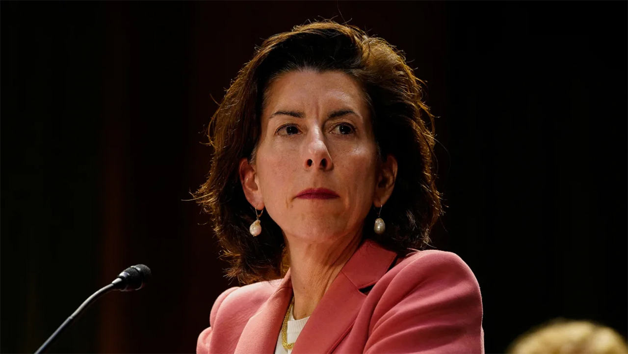 Bộ trưởng Thương mại Mỹ Gina Raimondo - Ảnh Reuters