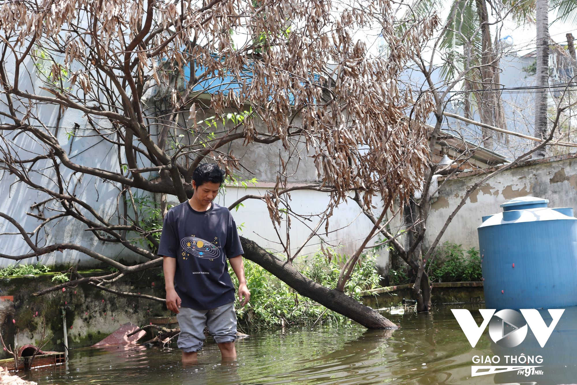 Gia đình anh Trương Minh Hoàn luôn trọng tình trạng ngập sâu đến đầu gối, những ngày mưa lớn nước tràn vào nhà gây hư hỏng nhiều đồ đạc