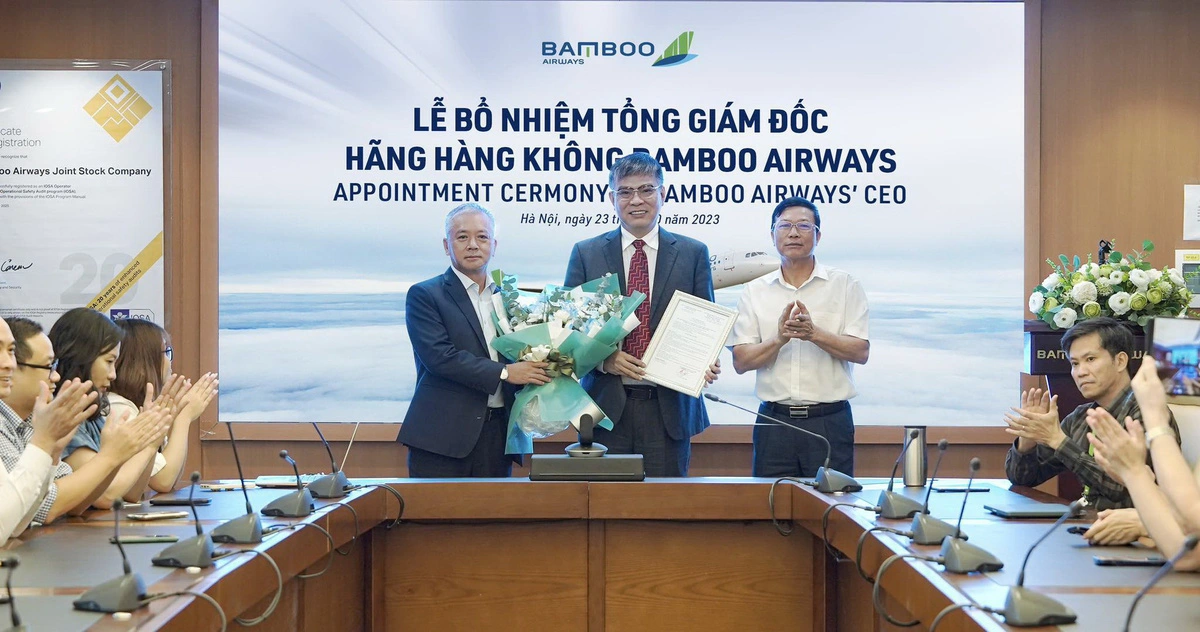 Tổng giám đốc Bamboo Airways Lương Hoài Nam (giữa) nhận quyết định bổ nhiệm hồi năm ngoái - Ảnh: Q.H.