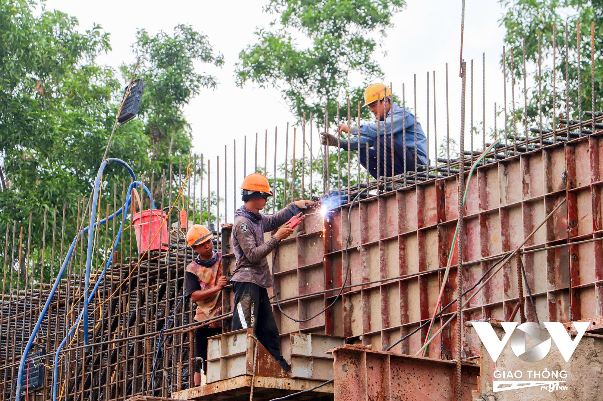 Thủ tướng cũng yêu cầu các Bộ  - Ngành – Địa phương không để Nhà thầu và công nhân cô đơn trên công trường. Các bên phải phối hợp nhịp nhàng và hiệu quả để hoàn thành nhiệm vụ quốc gia.