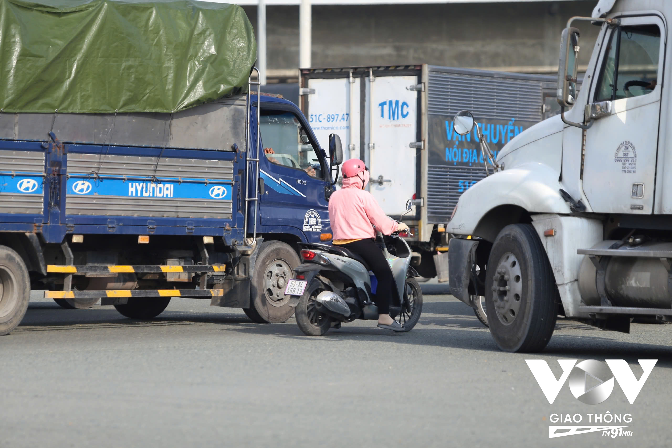 Vào thời gian cao điểm, xe máy thường cố chen lấn, luồn lách qua 'khe hẹp' giữa các xe ô tô nên rất dễ rơi vào điểm mù của xe tải trọng lớn.