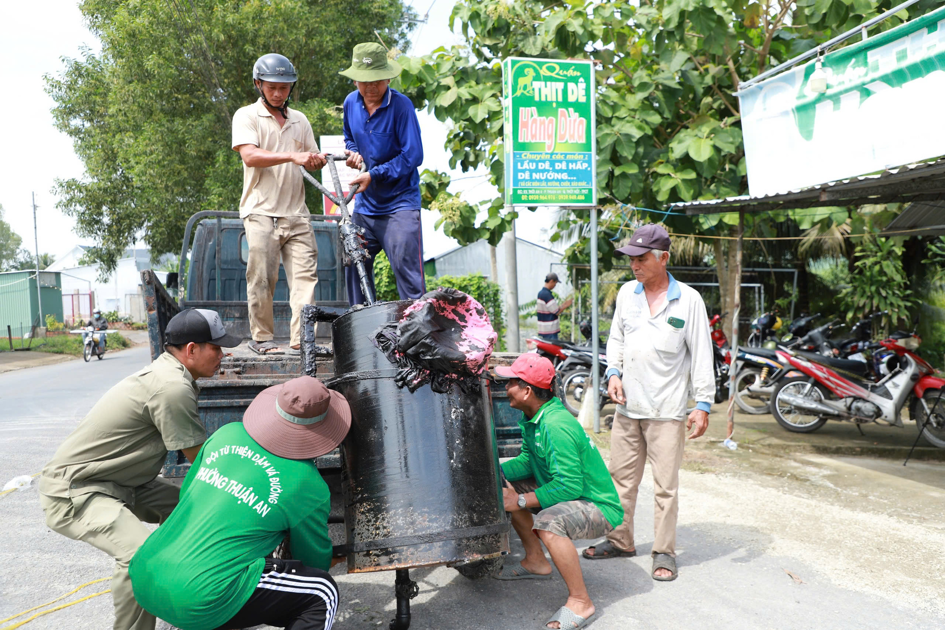 20 năm bền bỉ dặm vá, sửa chữa, thành viên của Đội không nhớ hết đã thay áo mới cho bao nhiêu con đường quê ở Thốt Nốt