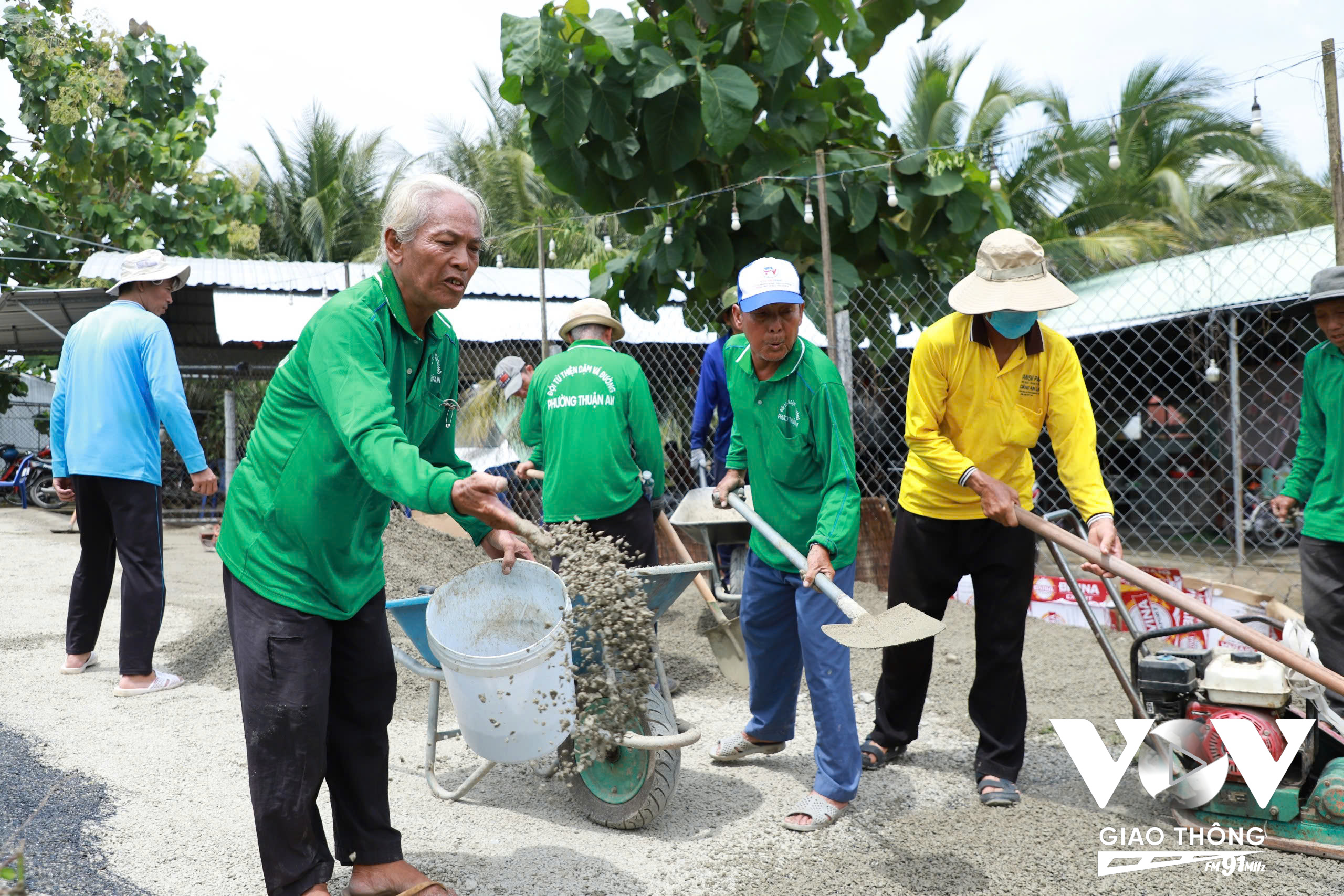 Bóng dáng các cụ, các anh... càng làm cho đường quê thêm đẹp