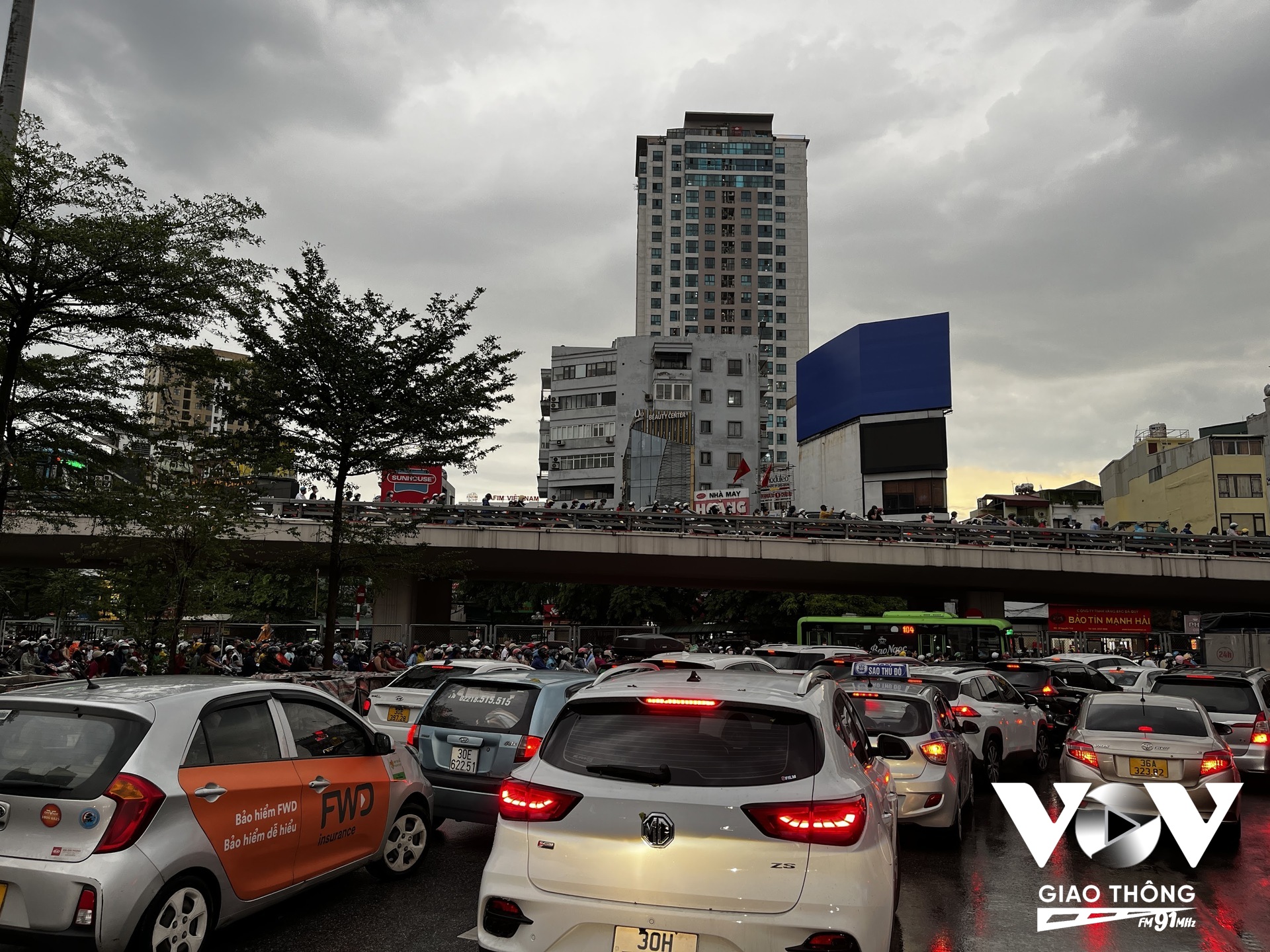 Giao thông tại Ngã Tư Sở - một ngày bình thường như tất cả các ngày trong năm