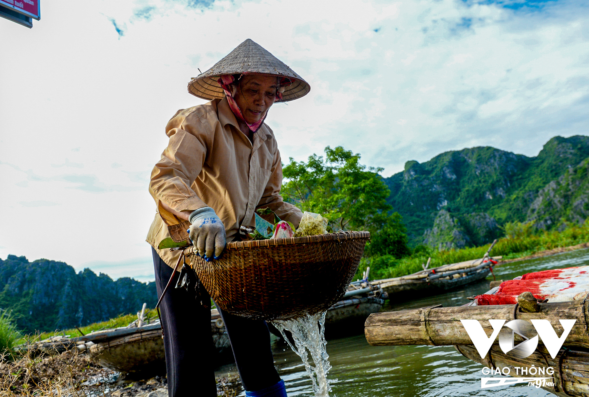 Cô Mến dùng rổ tre, ấn sâu xuống nước đong rác thải vào rổ rồi nhấc bổng rổ rác từ dưới nước lên, đợi nước chảy hết chỉ còn lại rác cô sẽ đem tới nơi tập kết. Theo cô Mến, việc vớt rác cũng khó không kém gì việc vớt bèo. Rác thải có nhiều loại, ngoài việc có sức khỏe để vớt cũng cần đảm bảo an toàn cho mình và cũng cần biết việc phân loại rác thải.