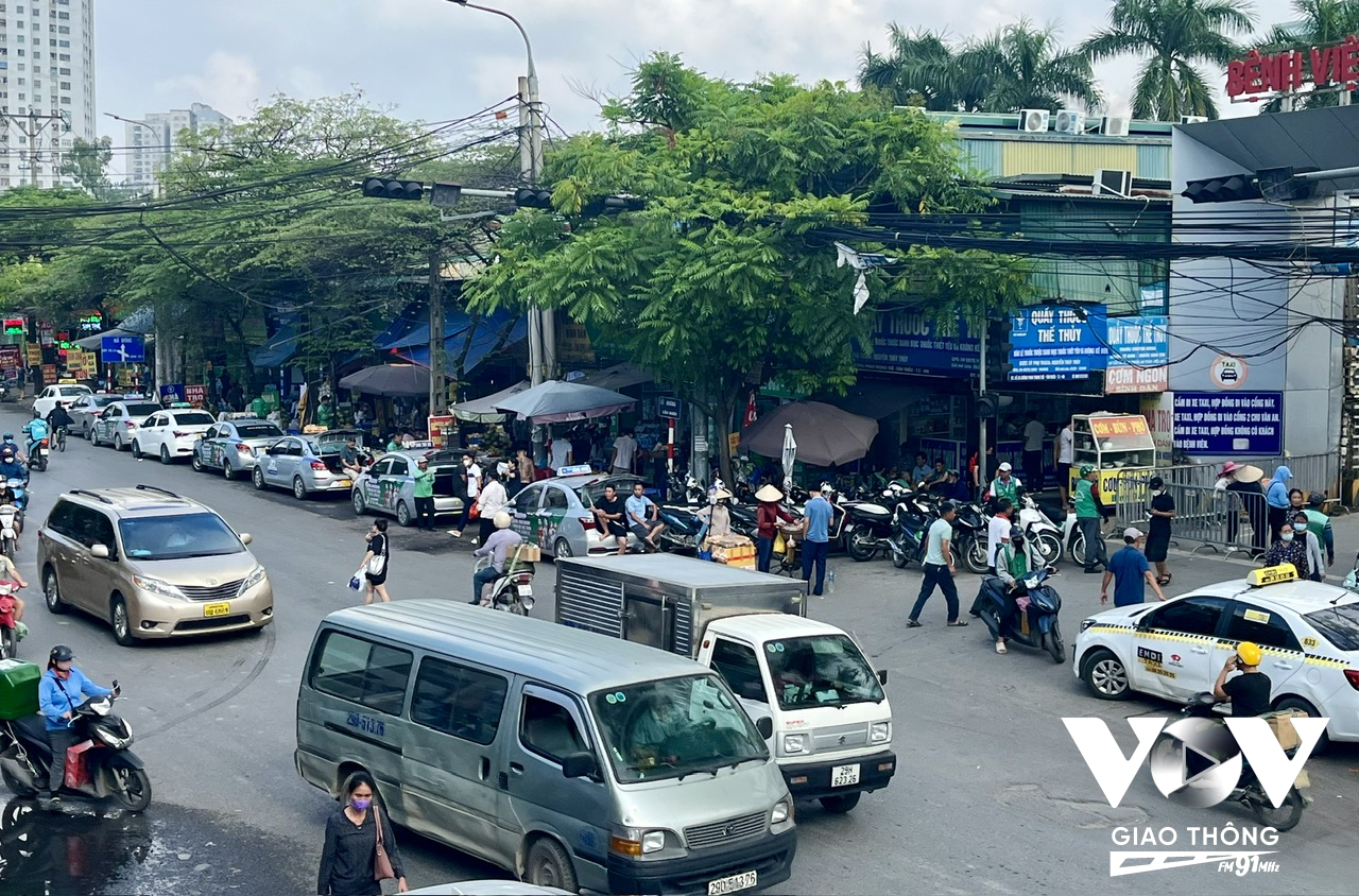 Hàng dài xe taxi đỗ ngoài cổng viện K3 để chờ khách