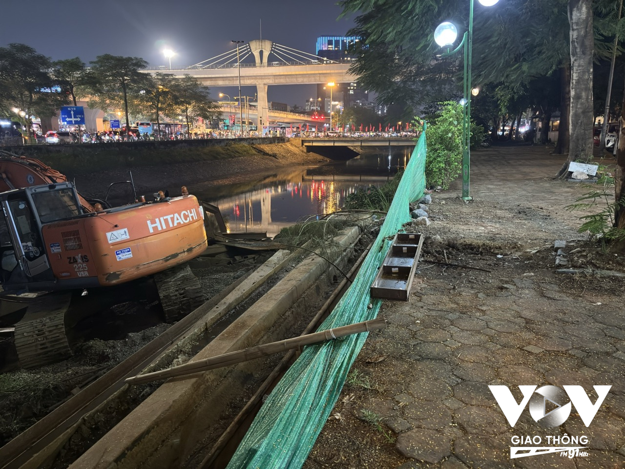 Công trình tại khu vực sông Tô Lịch dọc phố Quan Hoa đang không có rào chắn bảo vệ, trở thành nơi tập kết vật liệu xây dựng và tiềm ẩn nhiều nguy cơ cho người dân