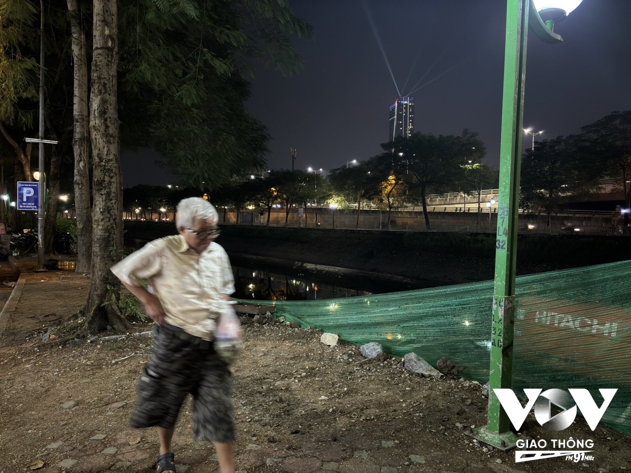 Với người trẻ có thể không quá nguy hiểm nhưng với người già đặc biệt là vào thời điểm nhập nhoạng tối thì khu vực này tiềm ẩn rất nhiều nguy cơ