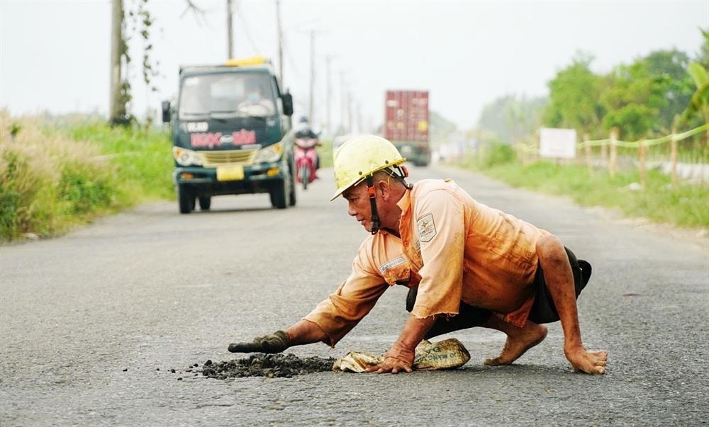 Hơn 10 năm qua, ông Ba Dân cần mẫn đi vá đường từ thiện. Ảnh: Báo Lao động