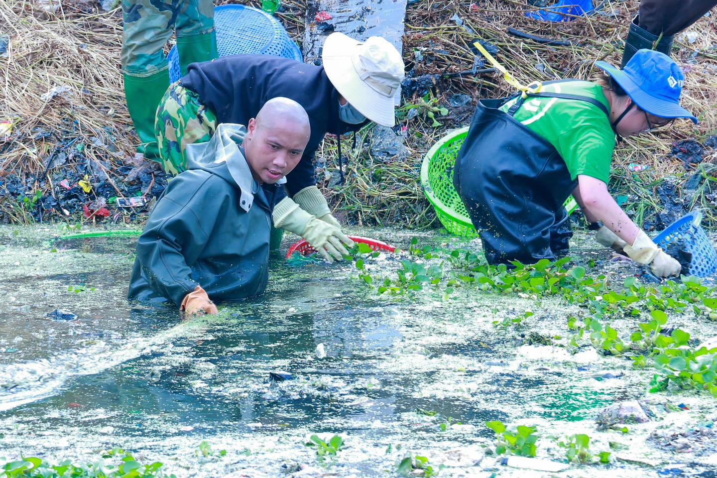 Nhóm Hà Nội Xanh được nhiều người biết đến với hoạt động ngâm mình dưới những dòng sông ô nhiễm để dọn rác trong 2 năm qua