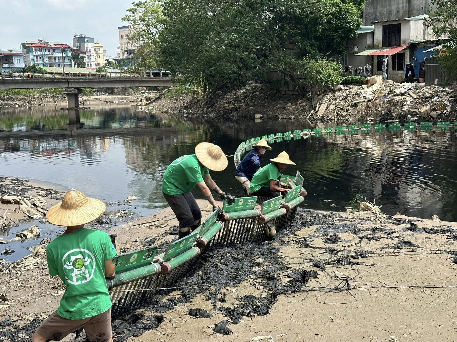 Phao chắn rác giúp việc thu gom rác được thuận tiện hơn