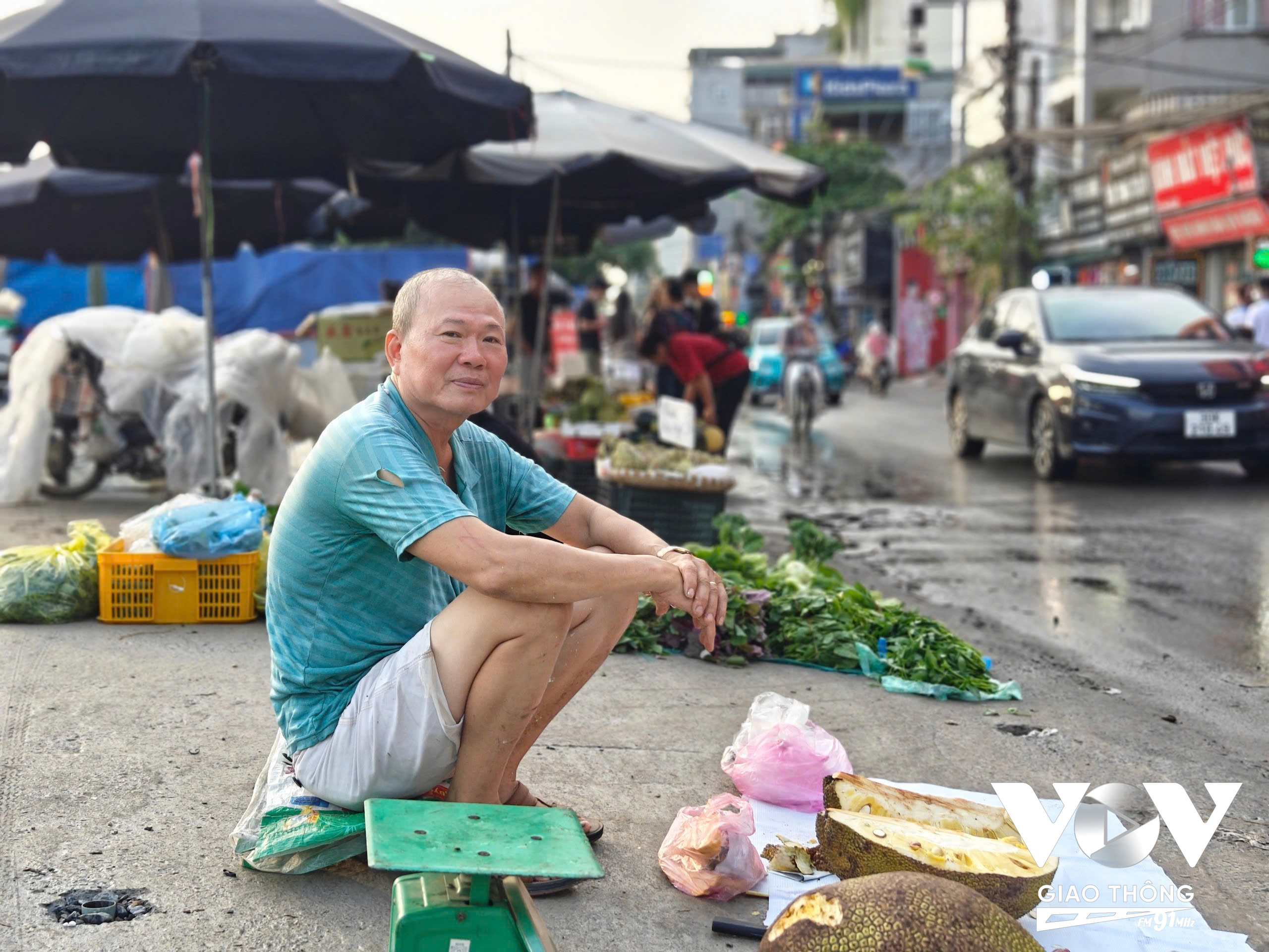 Ông Nguyễn Duy Nhiệm bán hàng ở khu vực vành đai 2,5 đấu nối với đường Lĩnh Nam. Ông và cư dân ở đây đã mong chờ dự án mở rộng đường hàng thập kỷ nay.