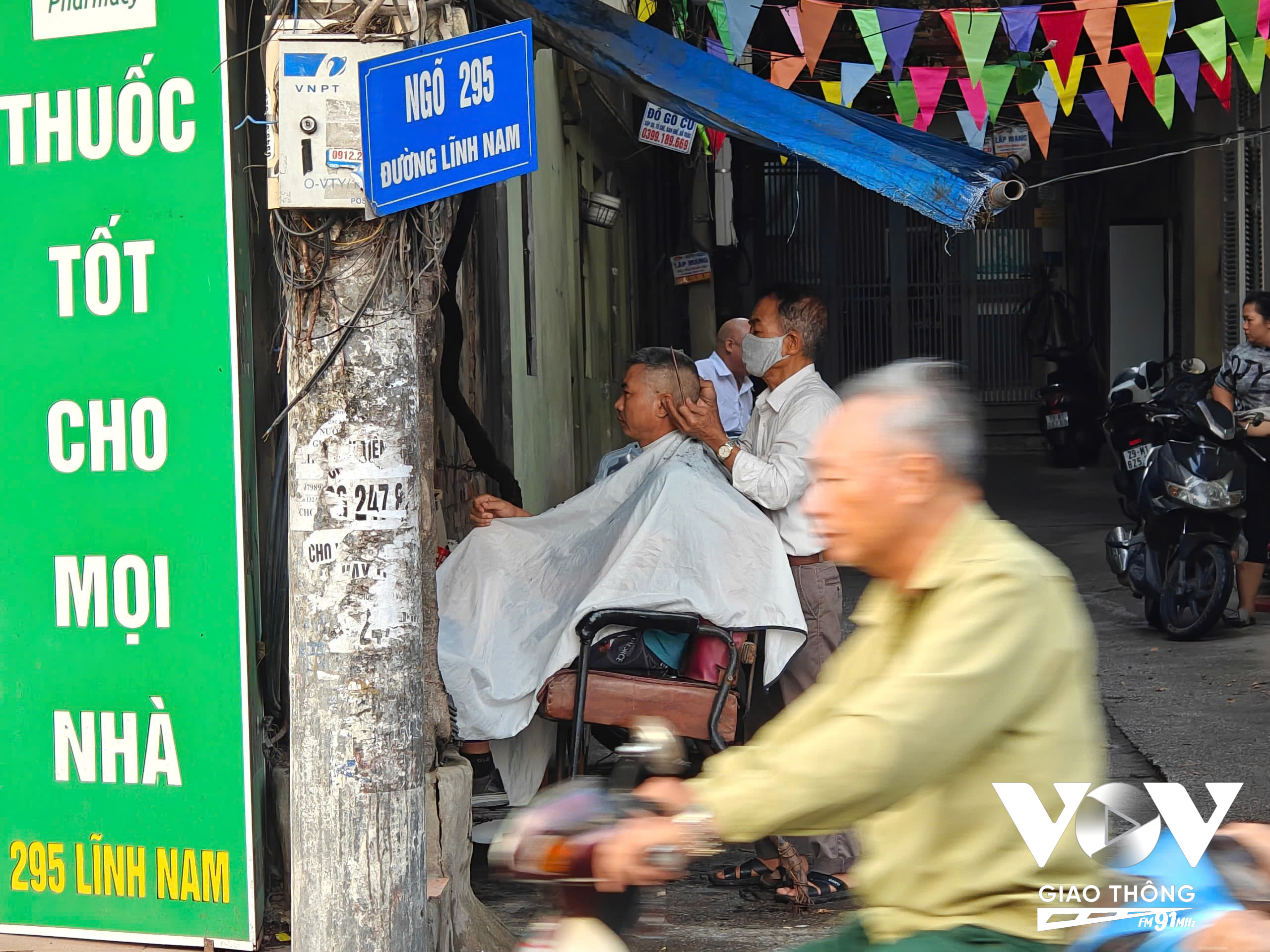 Theo cư dân cao tuổi, ai cũng biết dự án mở rộng gấp 5 lần mặt đường Lĩnh Nam, nhưng tiến độ dự kiến vẫn là dấu hỏi trong suốt những năm qua.