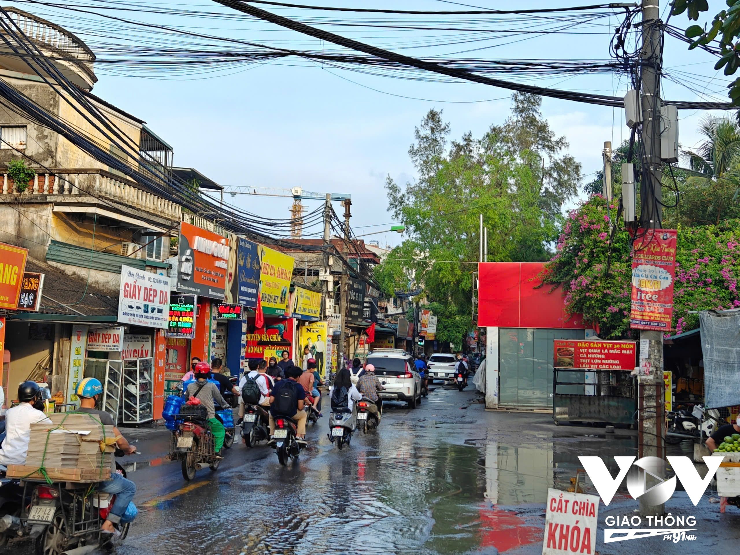 Một đoạn 'thắt cổ chai' tại ngã ba Lĩnh Nam giao với đường Vĩnh Hưng hướng về vành đai 3 của thành phố Hà Nội. Mặt đường xuống cấp, đột ngột hẹp lại một nửa.