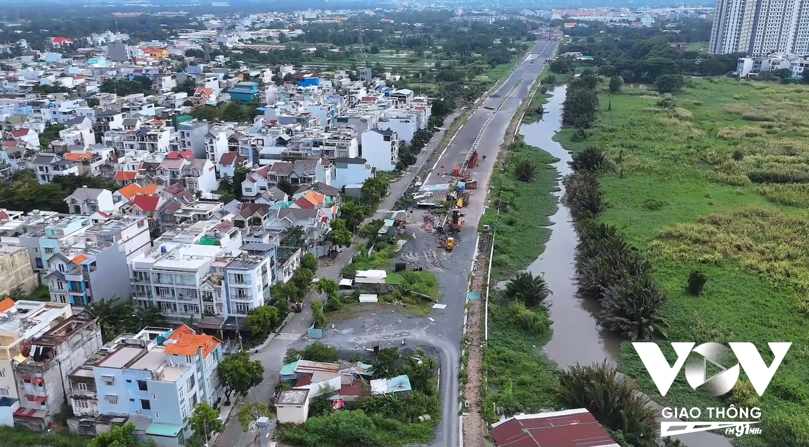 Hiện vẫn còn 11 hộ dân chưa được doanh nghiệp hoàn tất bồi thường để giao mặt bằng thi công, khiến dự án mở rộng Quốc lộ 50 có nguy cơ chậm tiến độ.