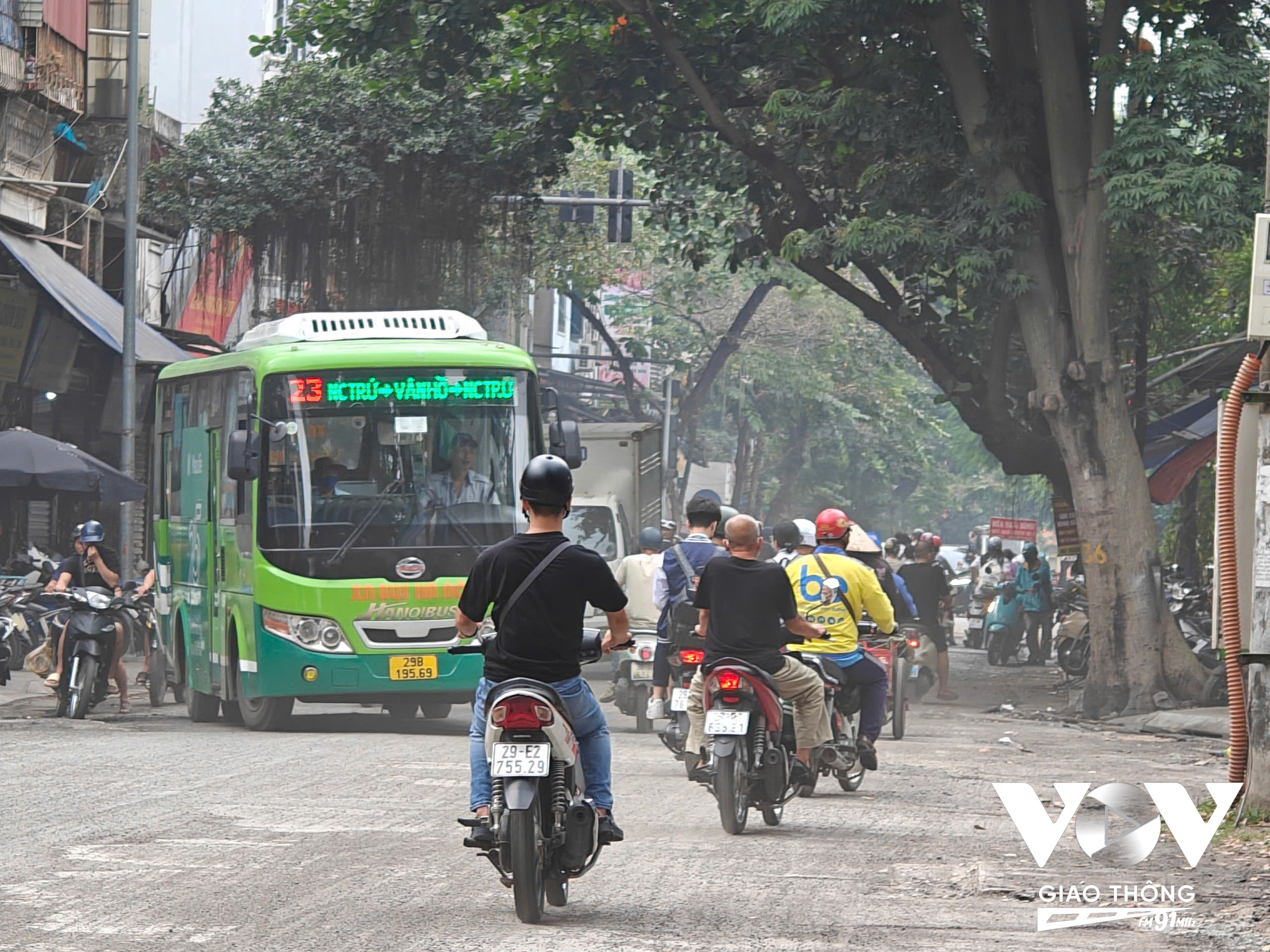 Theo mô hình thí điểm 'Vùng phát thải thấp' - LEZ của Hà Nội, từ 2025, những phương tiện gây ô nhiễm sẽ bị hạn chế vào khu vực đông đúc, 'điểm nóng' môi trường.