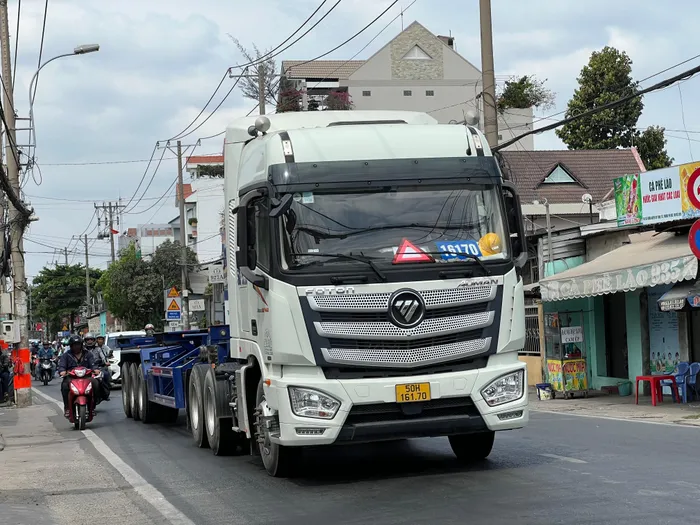 Xe máy đi chuyển cùng xe container trên nhiều tuyến đường ở Khu Đông TPHCM tiềm ẩn nguy cơ tai nạn cao. Ảnh: Công an TP.HCM