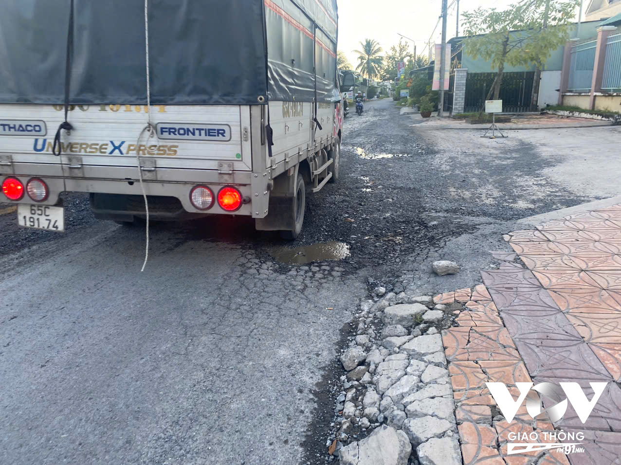 Trước thực trạng này, cần ngành chức năng kiểm soát chặt tải trọng để hạn chế xe tải trọng nặng lưu thông trên tuyến trước khi toàn tuyến được nâng cấp.