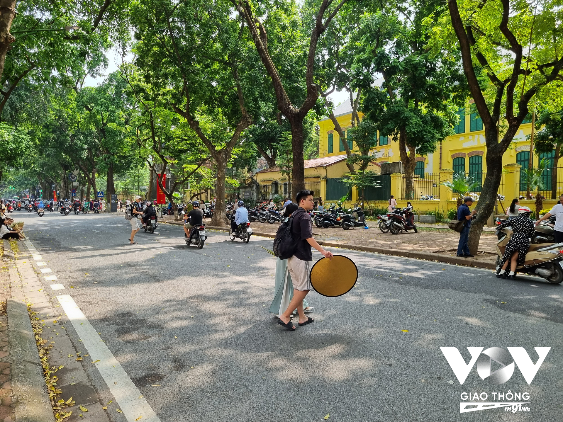 Một hành vi nguy hiểm khác, tiềm ẩn nguy cơ xảy ra TNGT cũng thường xuyên xảy ra là người đi bộ băng qua đường tùy tiện. (Ảnh - Minh Hiếu)