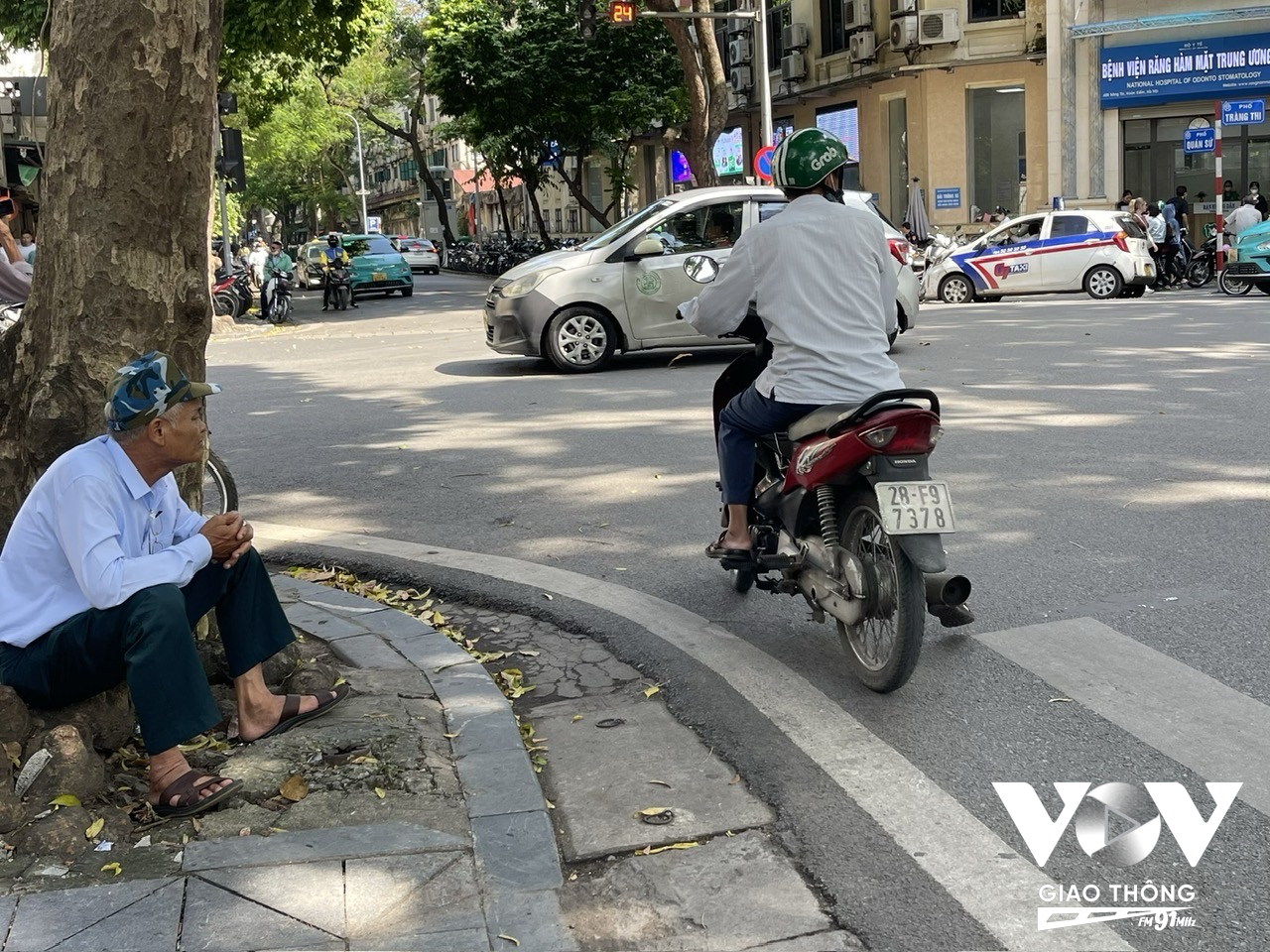 Đưa vợ khám xong, ông ngồi đợi xe ghép để về quê. Mỗi chuyến lên Hà Nội khám bệnh, ông bà mất nửa triệu bạc tiền đi lại