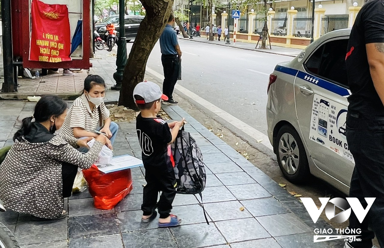 Mẹ con, bà cháu lếch thếch trên hè với hồ sơ khám bệnh