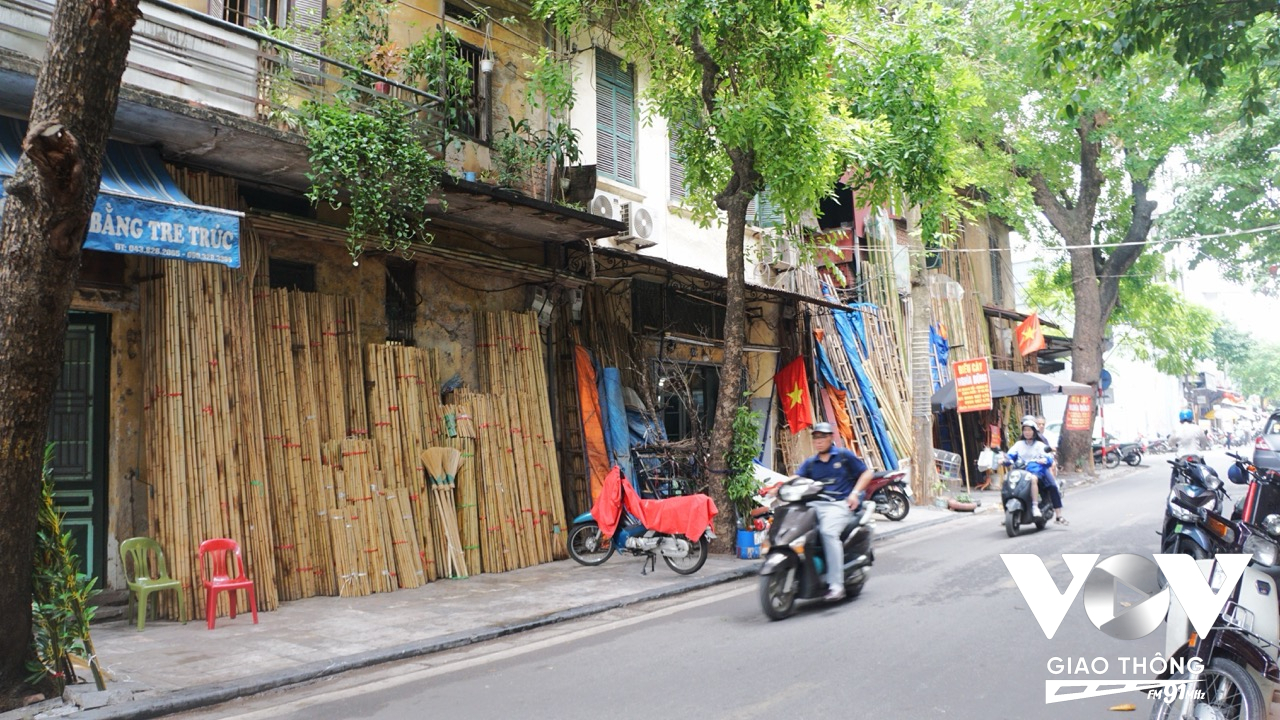 Những bó tre dựng trước cửa nhà dọc phố Hàng Vải chỉ dài hơn 200m, tạo nên nét đặc trưng khó lẫn cho phố