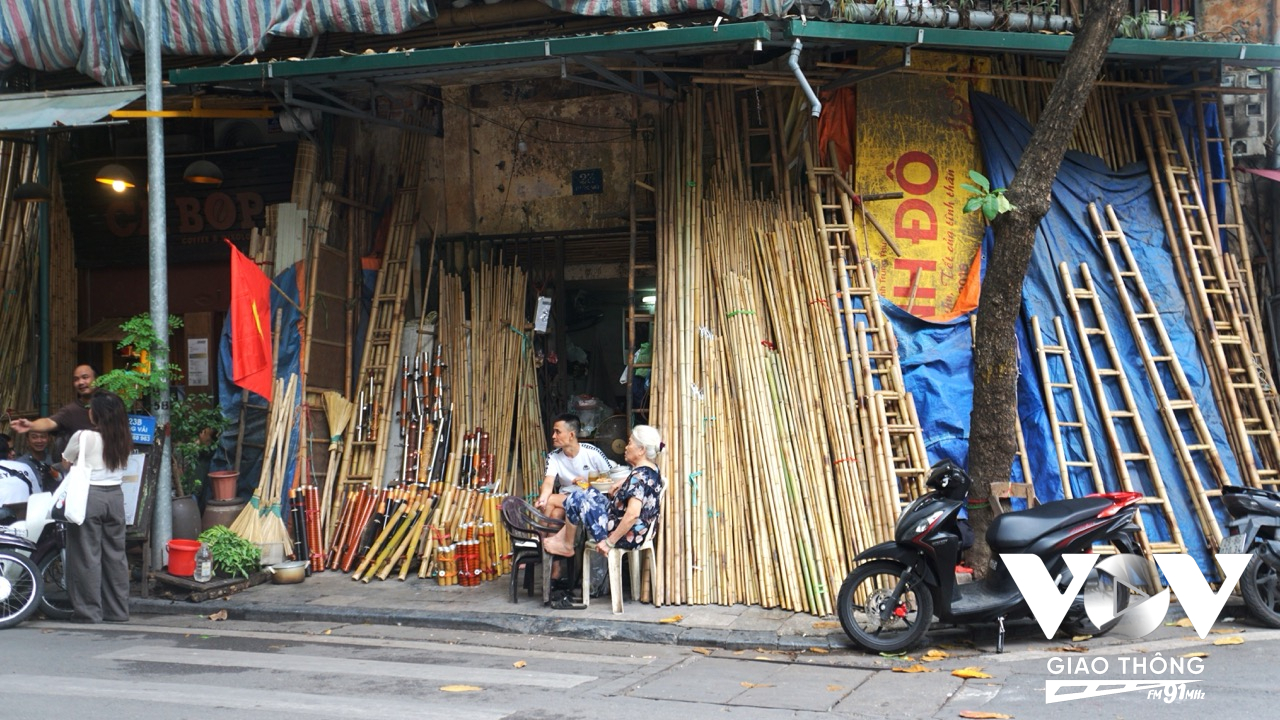 Hiện trên phố chỉ còn vài hộ gia đình bán các mặt hàng về tre, trong đó có cửa hàng lâu đời nhà bà Thu