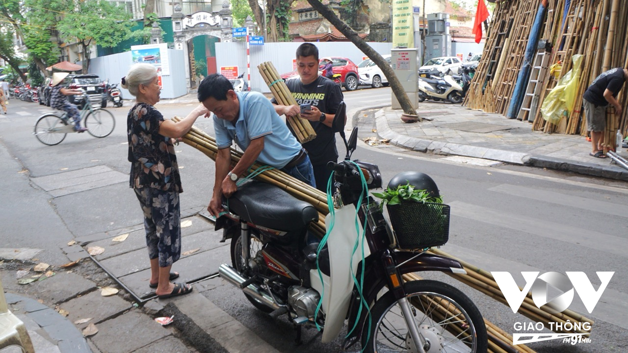 Chủ cửa hàng luôn nhiệt tình hỗ trợ các vị khách ghé mua