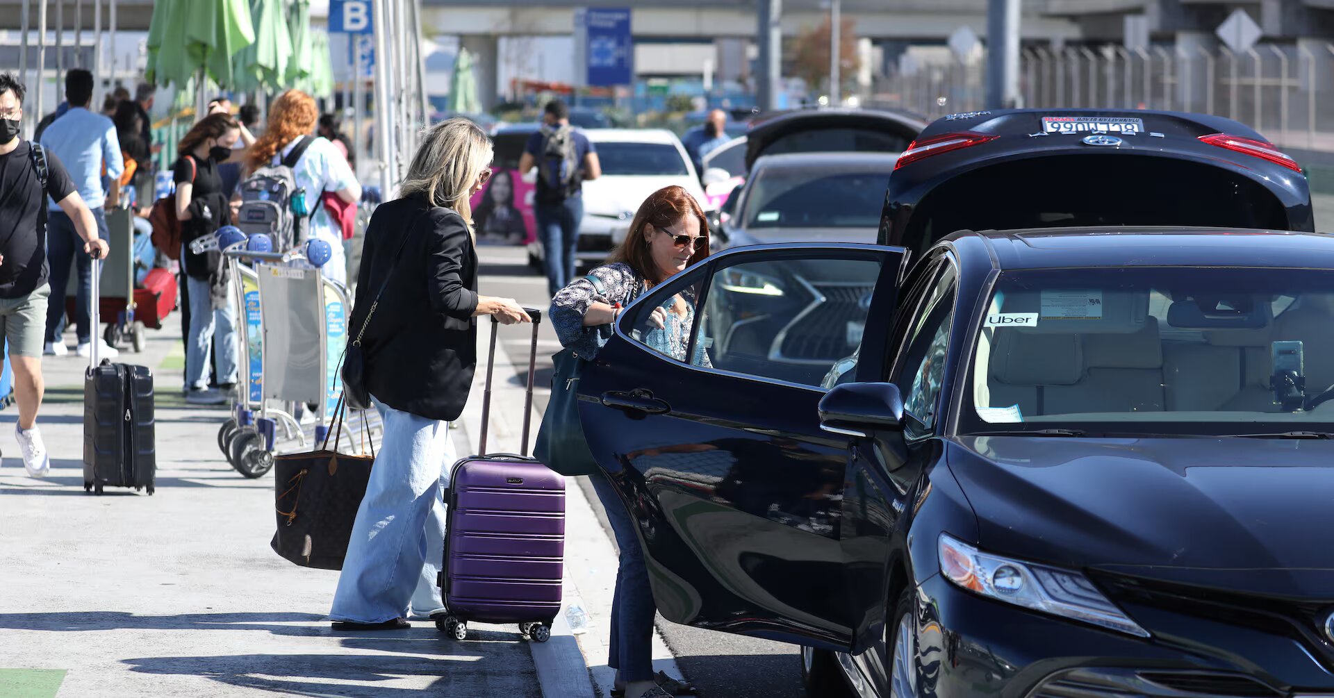 Hành khách lên xe Uber sau khi đến Sân bay quốc tế Los Angeles tại Los Angeles, California, Mỹ. Ảnh: Reuters